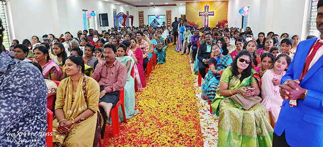 Large gathering join in celebrating the Birthday 2022 of Bro Andrew Richard with grandnuer at Prayer Centre, Budigere in Bangalore on July 17th along with large devotees and members of Grace Ministry.